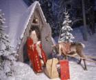 Άγιος Βασίλης στην πόρτα του σπιτιού του με ταράνδους και δώρα